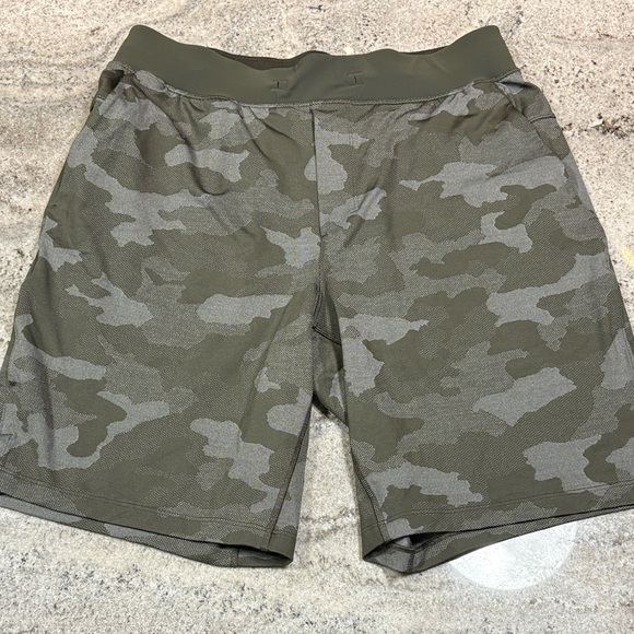 Men’s Lululemon Shorts L - Picture 3 of 5